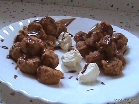 PLÁTANOS Y UVAS FRITAS CON SALSA DE CHOCOLATE AL RON PLÁTANOS Y UVAS FRITAS CON SALSA DE CHOCOLATE AL RON