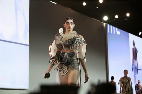 NOA RAVIV & HTC VESTIDO FUTURISTA