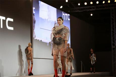 NOA RAVIV & HTC VESTIDO FUTURISTA
