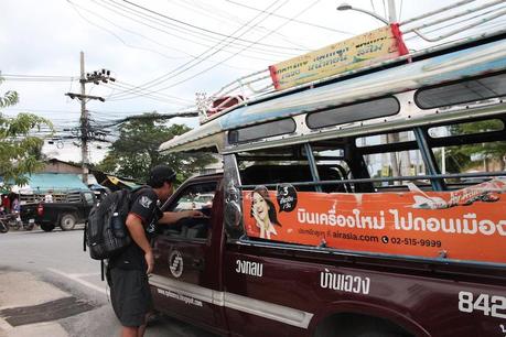 9 Cosas que No Sabemos Hacer Cuando Viajamos pagando a taxista