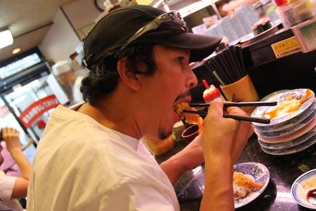 9 Cosas que No Sabemos Hacer Cuando Viajamos comiendo sushi
