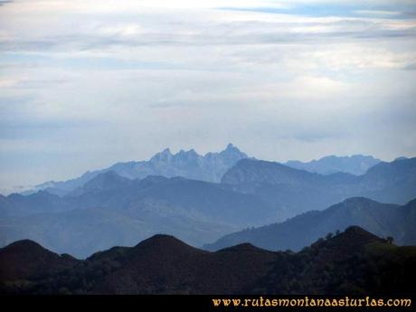 Ruta La Nueva San Justo: Vista de Picos de Europa desde el pico San Justo