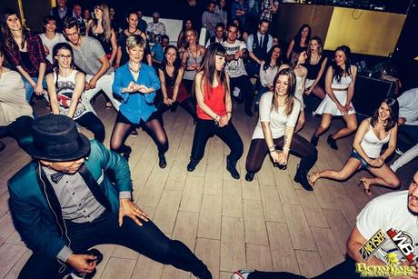 Baila como si nadie te mirase. Baila como si nadie te mirase.