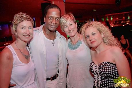 Baila como si nadie te mirase. Baila como si nadie te mirase.