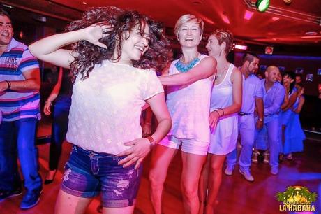 Baila como si nadie te mirase. Baila como si nadie te mirase.