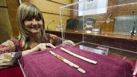 Encuentran dos varillas ornamentales de 14.000 años en una cueva de Azpeitia (Guipúzcoa)