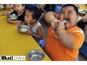 China: Prohíben a un niño obeso acudir a la guardería por ser