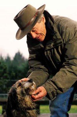 hombre mayor con perro