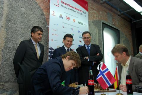 Victoria de Carlsen, Kramnik y Anand tablas. Bilbao 2010 R5