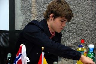 Victoria de Carlsen, Kramnik y Anand tablas. Bilbao 2010 R5