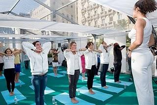 Multitudinaria clase de Bikram Yoga para empezar con los buenos propósitos de la nueva temporada