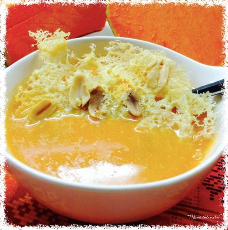 Sopa de calabaza con crujiente de queso y cacahuetes Sopa de calabaza con crujiente de queso y cacahuetes 1
