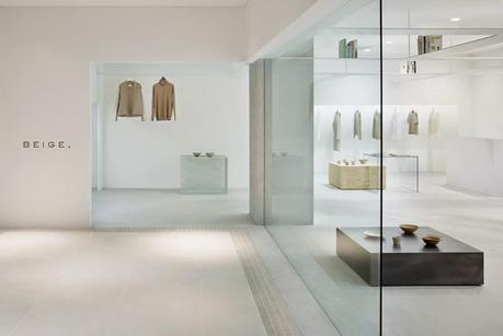 Minimalismo, serenidad y pureza en el diseño interior de esta tienda
