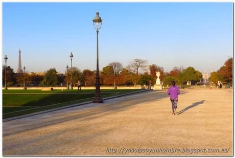 Jardín de Tuileries, torre Eiffel a la izquierda