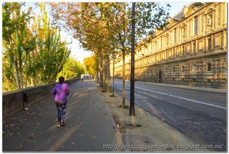 Corriendo al lado del palacio del Louvre