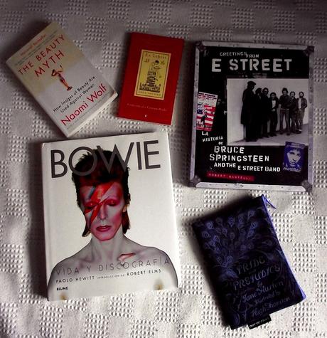 Me hago viejuna. Me encuentro una cana. La gente me regala libros. Me hago viejuna. Me encuentro una cana. La gente me regala libros.