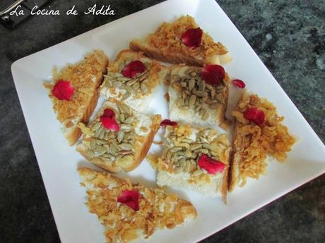 CANAPES, CON CRUJIENTE DE CEBOLLA, Y PIPAS CANAPES, CON CRUJIENTE DE CEBOLLA, Y PIPAS