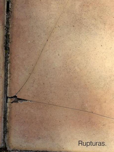 Mirando el suelo… rupturas