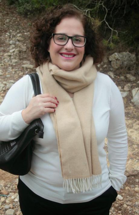 Yo, dos bufandas diferentes, un nuevo bolso y gafas Yo, dos bufandas diferentes, un nuevo bolso y gafas