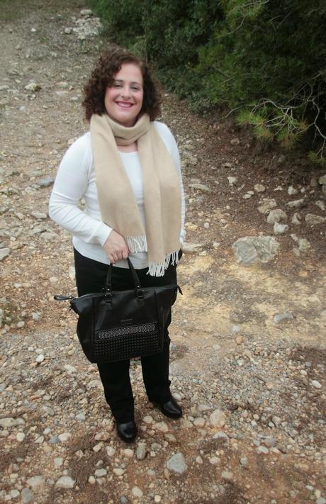 Yo, dos bufandas diferentes, un nuevo bolso y gafas Yo, dos bufandas diferentes, un nuevo bolso y gafas