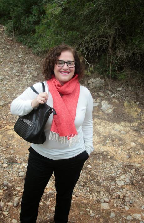 Yo, dos bufandas diferentes, un nuevo bolso y gafas Yo, dos bufandas diferentes, un nuevo bolso y gafas