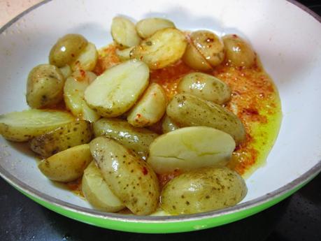 PATATAS SALTEADAS CON CHILE, AJO Y LIMÓN PATATAS SALTEADAS CON CHILE, AJO Y LIMÓN