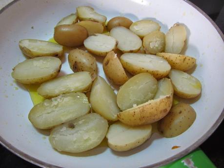 PATATAS SALTEADAS CON CHILE, AJO Y LIMÓN PATATAS SALTEADAS CON CHILE, AJO Y LIMÓN