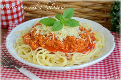 Pasta, macarrones, espaguetis con salsa boloñesa casera. Receta fácil, con y sin Thermomix.