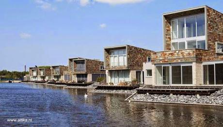 Modernas casas holandesas junto al agua.
