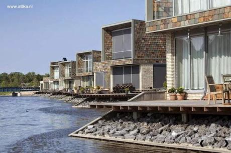 Modernas casas holandesas junto al agua.