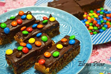 Barritas de mantequilla de cacahuete y M&M's, con ganaché de chocolate Barritas de mantequilla de cacahuete y M&M's, con ganaché de chocolate