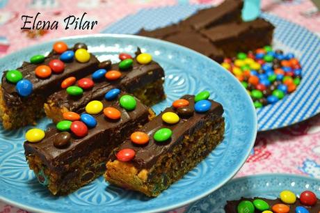 Barritas de mantequilla de cacahuete y M&M's, con ganaché de chocolate Barritas de mantequilla de cacahuete y M&M's, con ganaché de chocolate