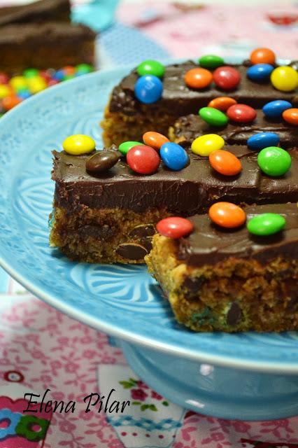 Barritas de mantequilla de cacahuete y M&M's, con ganaché de chocolate Barritas de mantequilla de cacahuete y M&M's, con ganaché de chocolate