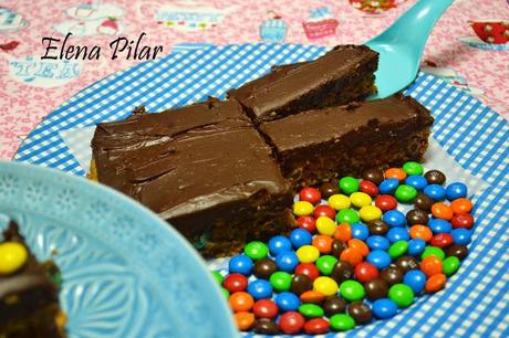 Barritas de mantequilla de cacahuete y M&M's, con ganaché de chocolate Barritas de mantequilla de cacahuete y M&M's, con ganaché de chocolate