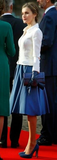 Dña. Letizia, falda con  vuelo xl, pelo trenzado y guantes, en Bruselas