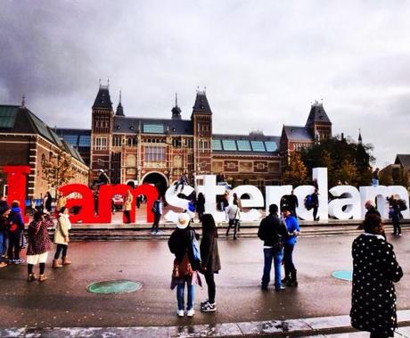 Día 2 en Amsterdam: “Alimentando una parte de mi hambre” Plaza de los Museos al fondo “Rijksmuseum”.