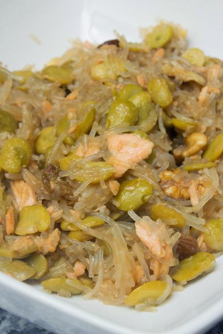 fideos chinos con salmón, nueces y pasas a la soja fideos chinos con salmón, nueces y pasas a la soja