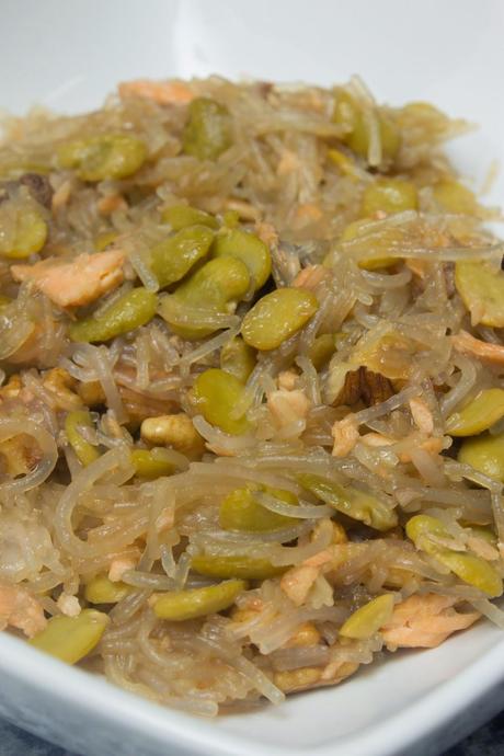 fideos chinos con salmón, nueces y pasas a la soja fideos chinos con salmón, nueces y pasas a la soja