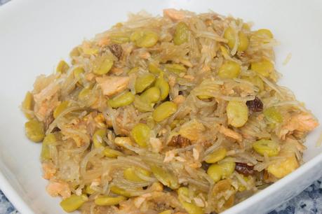 fideos chinos con salmón, nueces y pasas a la soja fideos chinos con salmón, nueces y pasas a la soja