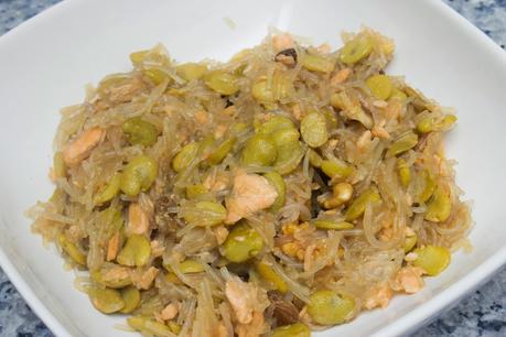 fideos chinos con salmón, nueces y pasas a la soja fideos chinos con salmón, nueces y pasas a la soja