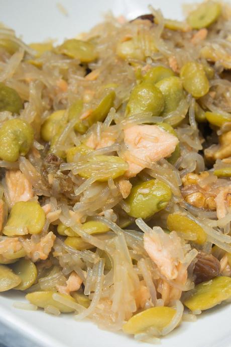 fideos chinos con salmón, nueces y pasas a la soja fideos chinos con salmón, nueces y pasas a la soja