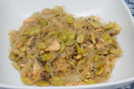 fideos chinos con salmón, nueces y pasas a la soja fideos chinos con salmón, nueces y pasas a la soja