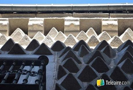 Existe una Casa de Picos en Segovia detalle de la fachada de La Casa de los picos