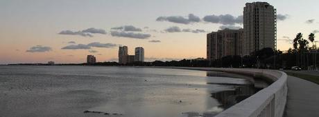 Bayshore Blvd a orillas de la Hillsborough Bay en Tampa