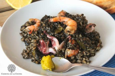 ARROZ NEGRO CON CALAMARES Y GAMBAS ARROZ NEGRO CON CALAMARES Y GAMBAS