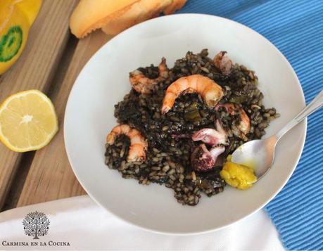 ARROZ NEGRO CON CALAMARES Y GAMBAS ARROZ NEGRO CON CALAMARES Y GAMBAS