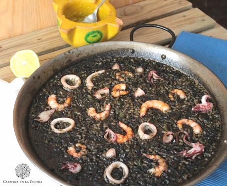 ARROZ NEGRO CON CALAMARES Y GAMBAS ARROZ NEGRO CON CALAMARES Y GAMBAS