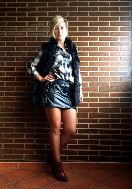 Chaleco de pelo sobre camisa de cuadros. Chaleco de pelo sobre camisa de cuadros.