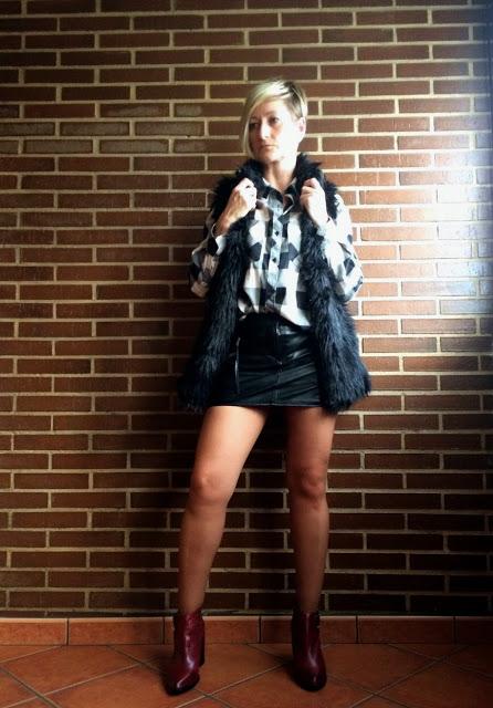 Chaleco de pelo sobre camisa de cuadros. Chaleco de pelo sobre camisa de cuadros.