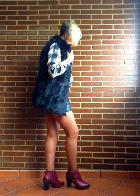 Chaleco de pelo sobre camisa de cuadros. Chaleco de pelo sobre camisa de cuadros.